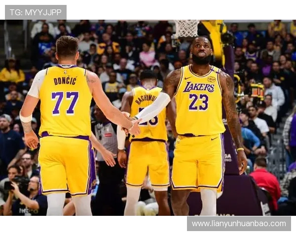 湖人队以25分优势战胜黄蜂队展现强大实力和团队配合