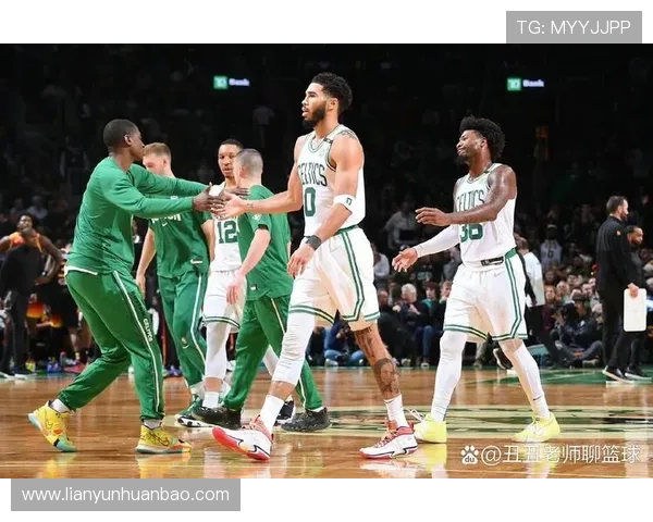 热火与凯尔特人球迷激情对决球场内外的热烈氛围与情感碰撞